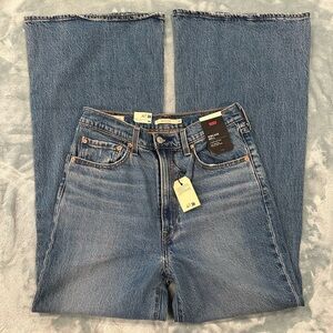 NWT Levi's rib cage bell jeans